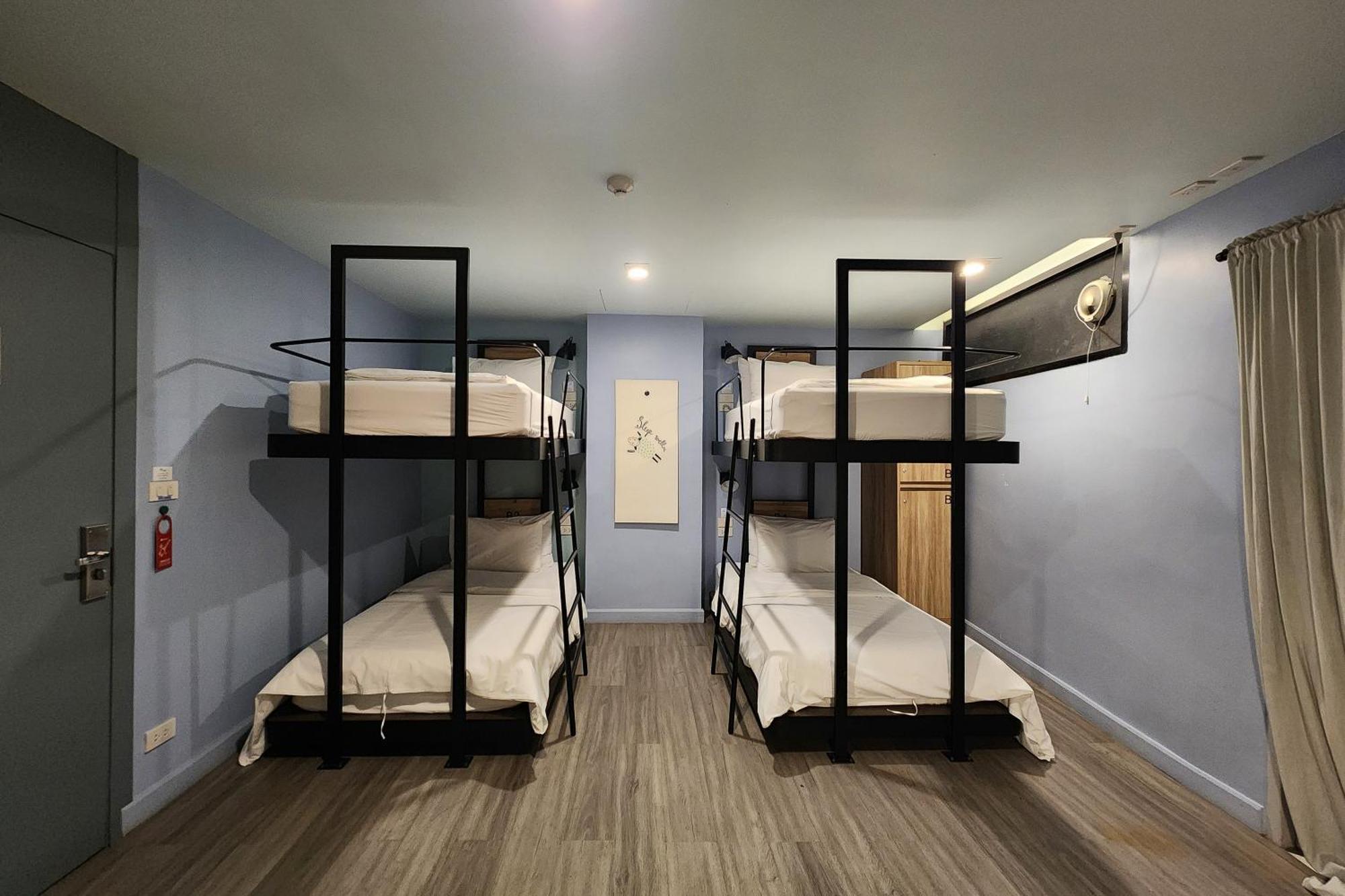 Simply Sleep Hostel Bangkok Esterno foto