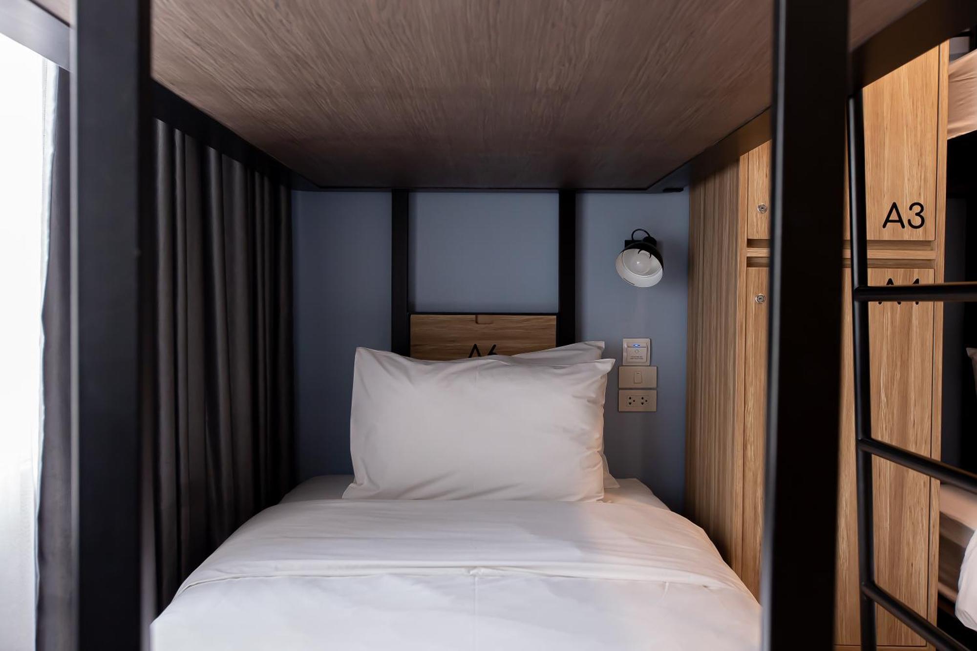 Simply Sleep Hostel Bangkok Esterno foto